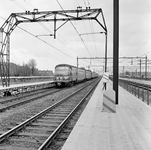 155013 Afbeelding van een trein bestaande uit een electrisch treinstel mat. 1954 (plan F, G, of M) en een electrisch ...